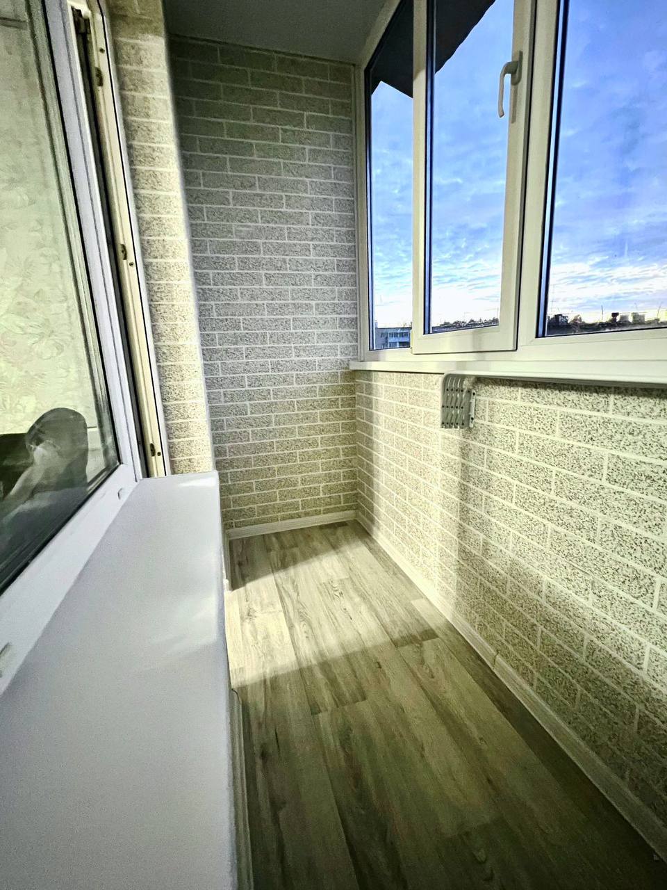 AMK – Light Grey Brick-Like Wall Covering 002 - Image 4